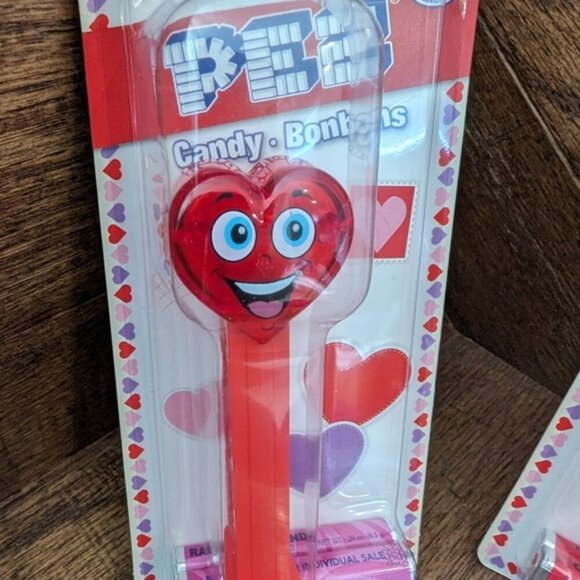 Pez Love gift bundle 2 Heart Pez dispensers - Picture 2 of 5